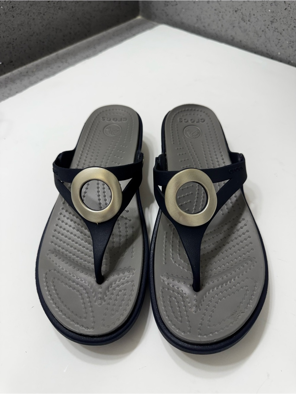 Crocs Sanrah Circle Wedge Flip Sandals in Navy and Silver Sz 9 - Picture 4 of 10